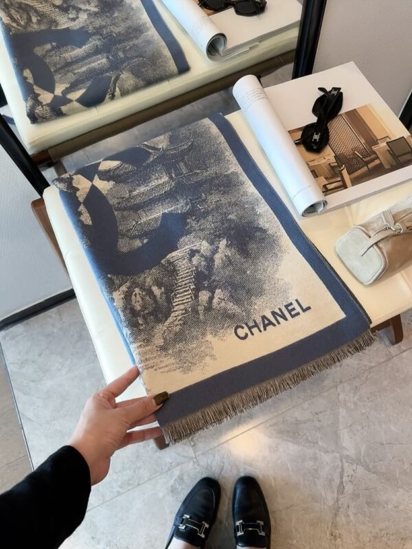 Chanel winter scarf size: 65×185