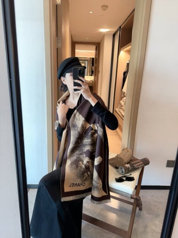 Chanel winter scarf size: 65×185