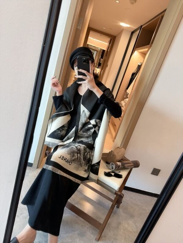 Chanel winter scarf size: 65×185