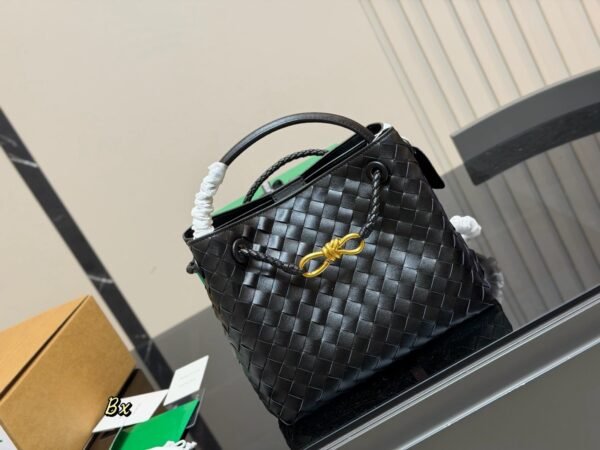 Bottega Veneta Woven shopping bags 26x21cm