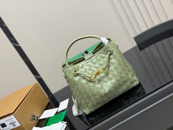 Bottega Veneta Woven shopping bags 26x21cm