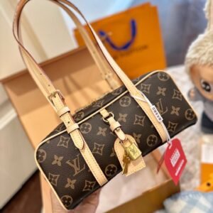 i1758549103266_4906_0_4.jpg Louis Vuitton’s new hangon bowling bag Size: 25x12cm