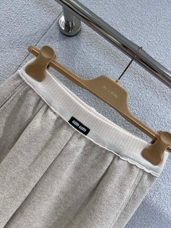 miumiu new micro logo casual trousers