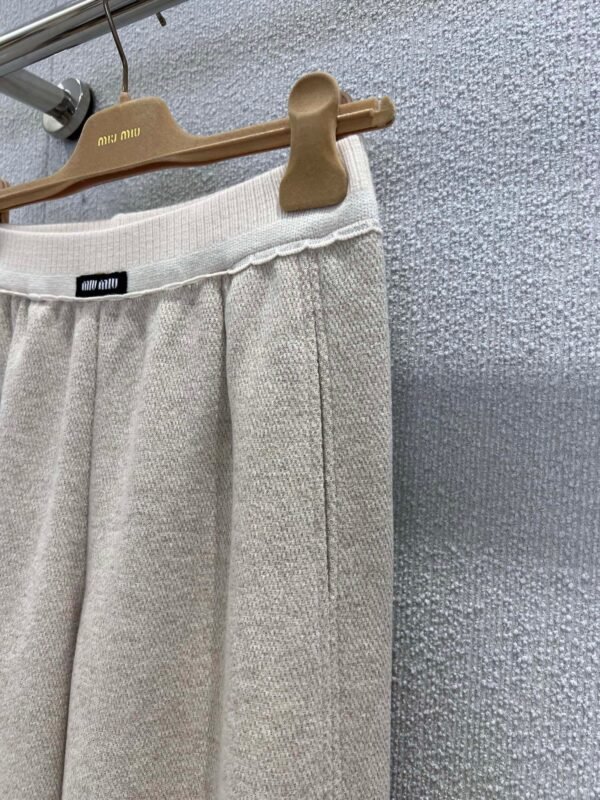 miumiu new micro logo casual trousers