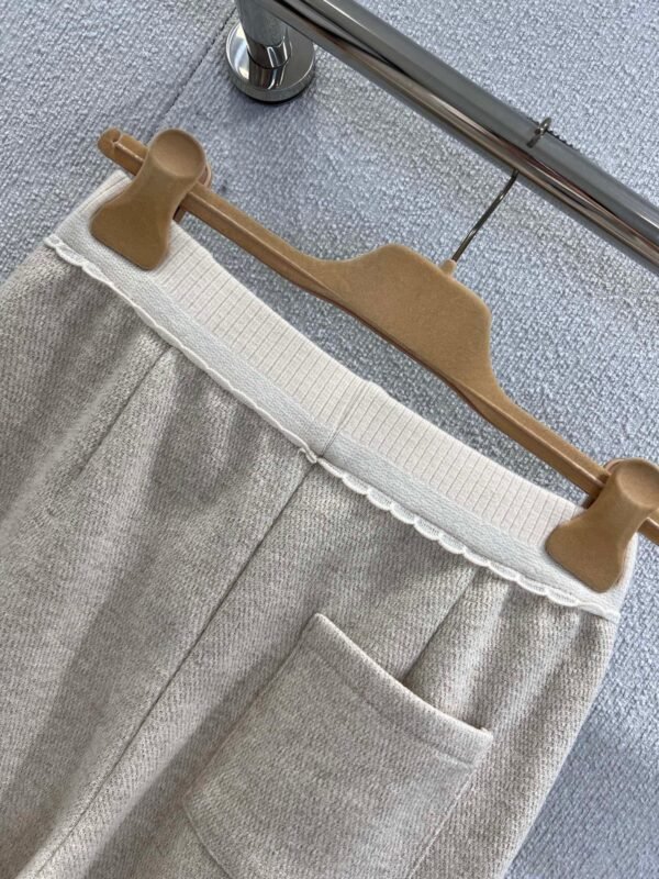 miumiu new micro logo casual trousers