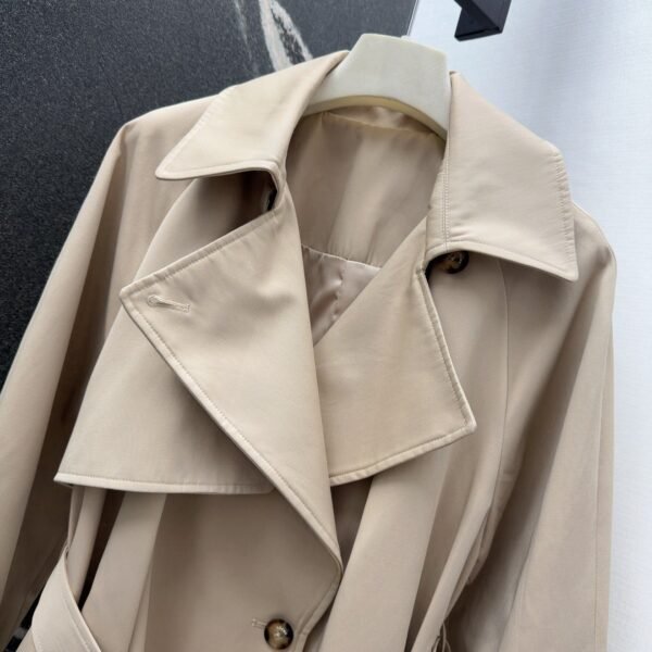 Loewe’s new autumn and winter lapel bud trench coat mid-length design