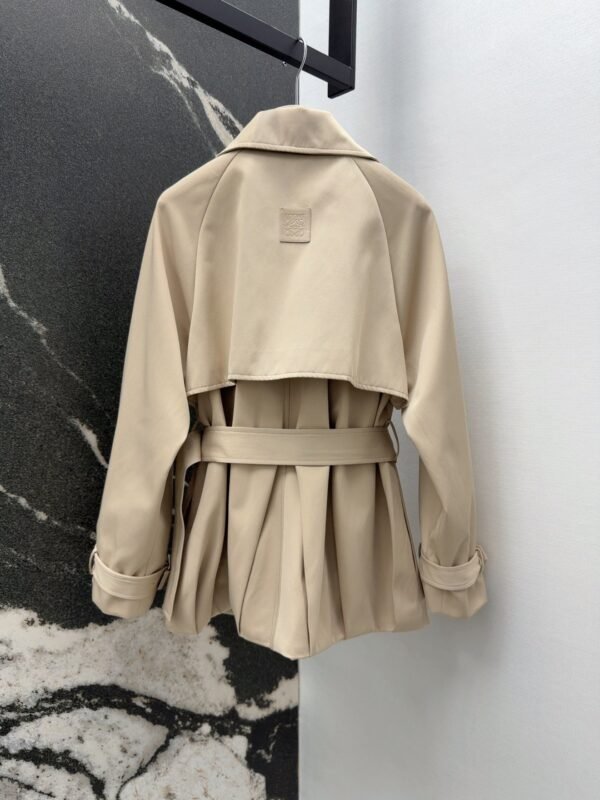 Loewe’s new autumn and winter lapel bud trench coat mid-length design