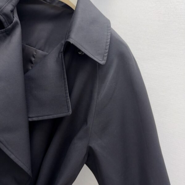 Loewe’s new autumn and winter lapel bud trench coat mid-length design