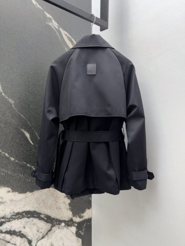 Loewe’s new autumn and winter lapel bud trench coat mid-length design