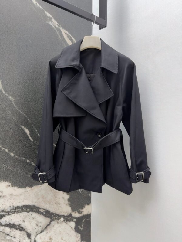 Loewe’s new autumn and winter lapel bud trench coat mid-length design