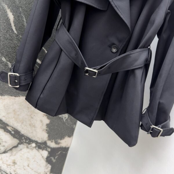 Loewe’s new autumn and winter lapel bud trench coat mid-length design