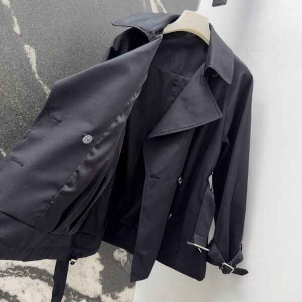 Loewe’s new autumn and winter lapel bud trench coat mid-length design
