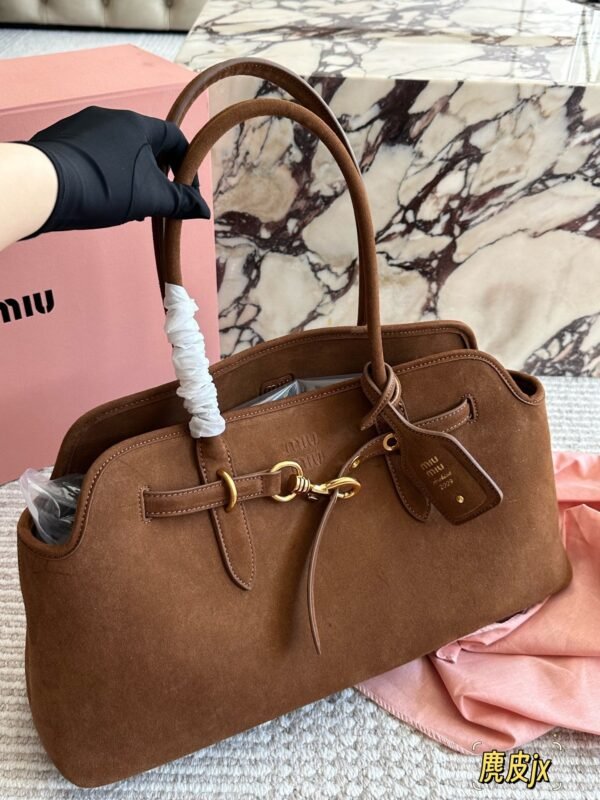 MiuMiu autumn and winter new product catwalk suede material bag size 45x22cm