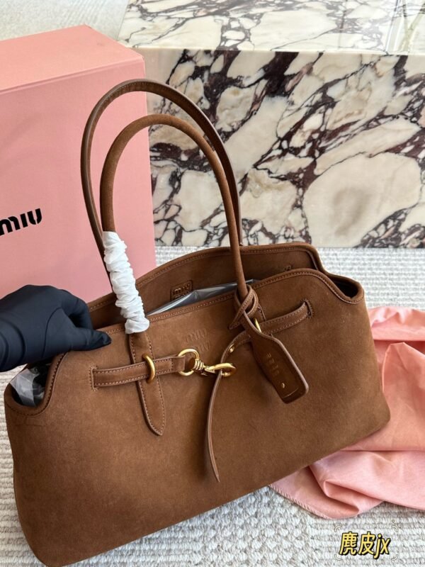 MiuMiu autumn and winter new product catwalk suede material bag size 45x22cm