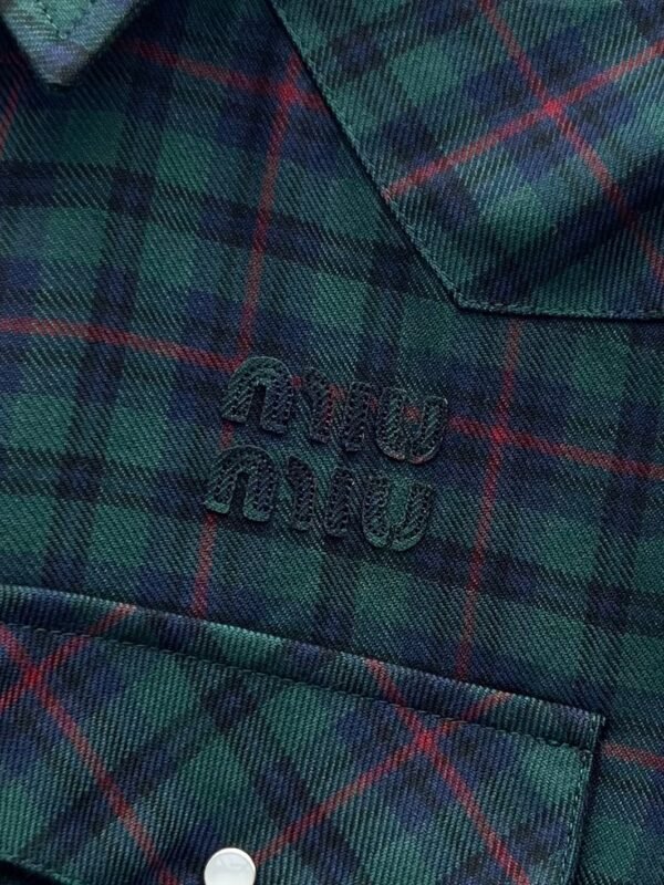 miumiu green plaid suit shirt uses retro contrasting plaid pattern High-quality clothing