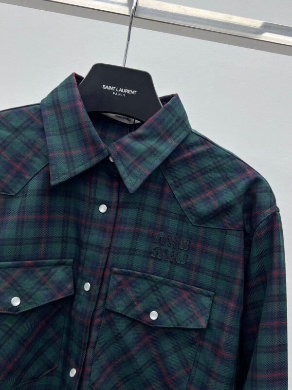 miumiu green plaid suit shirt uses retro contrasting plaid pattern High-quality clothing
