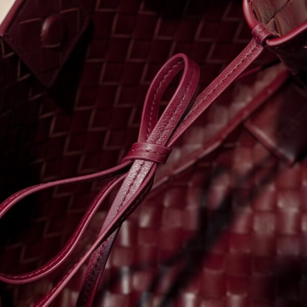 BOTTEGA VENETA 2025 New Campana Shoulder Bag, 1:1 Quality, Dimensions: 33*20*16.5cm