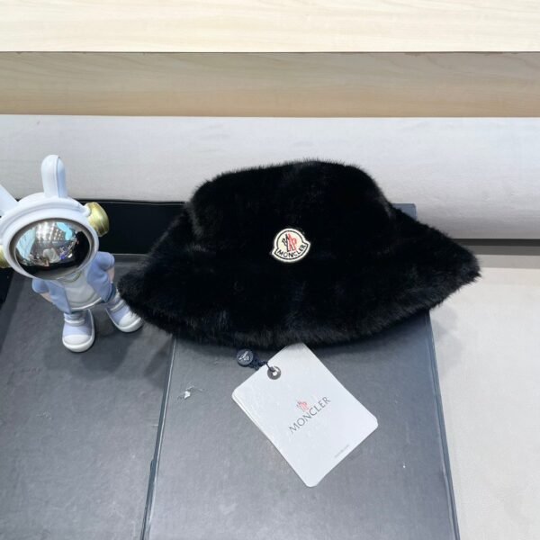 moncler Women’s faux fur mink hat, thickened and warm, perfect for autumn and winter.