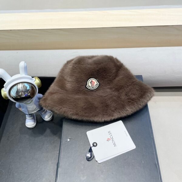 moncler Women’s faux fur mink hat, thickened and warm, perfect for autumn and winter.