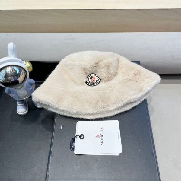 moncler Women’s faux fur mink hat, thickened and warm, perfect for autumn and winter.