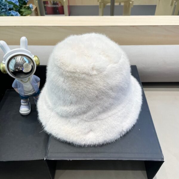 moncler Women’s faux fur mink hat, thickened and warm, perfect for autumn and winter.