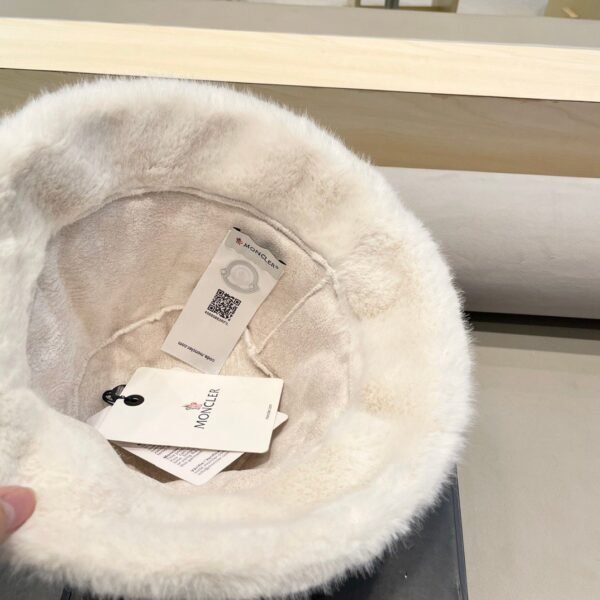 moncler Women’s faux fur mink hat, thickened and warm, perfect for autumn and winter.