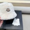 moncler Women’s faux fur mink hat, thickened and warm, perfect for autumn and winter.