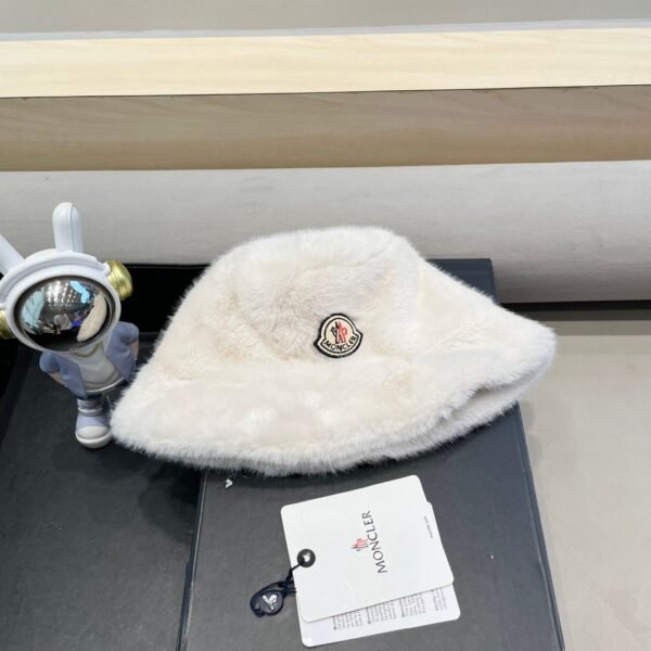 moncler Women’s faux fur mink hat, thickened and warm, perfect for autumn and winter.