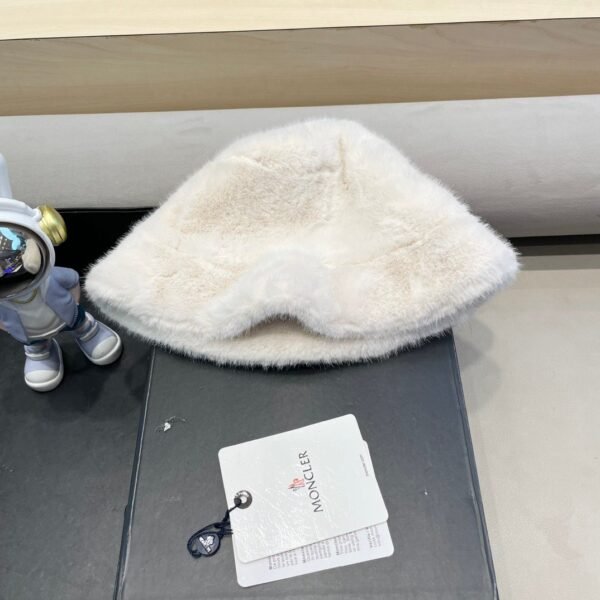 moncler Women’s faux fur mink hat, thickened and warm, perfect for autumn and winter.
