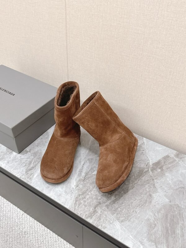 Balenciaga latest Fall/Winter ski collection: snow boots