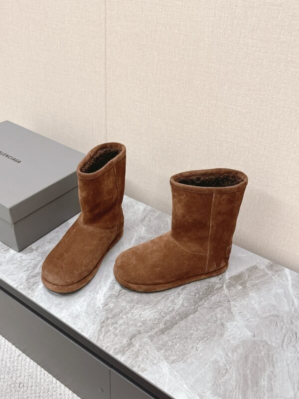 Balenciaga latest Fall/Winter ski collection: snow boots