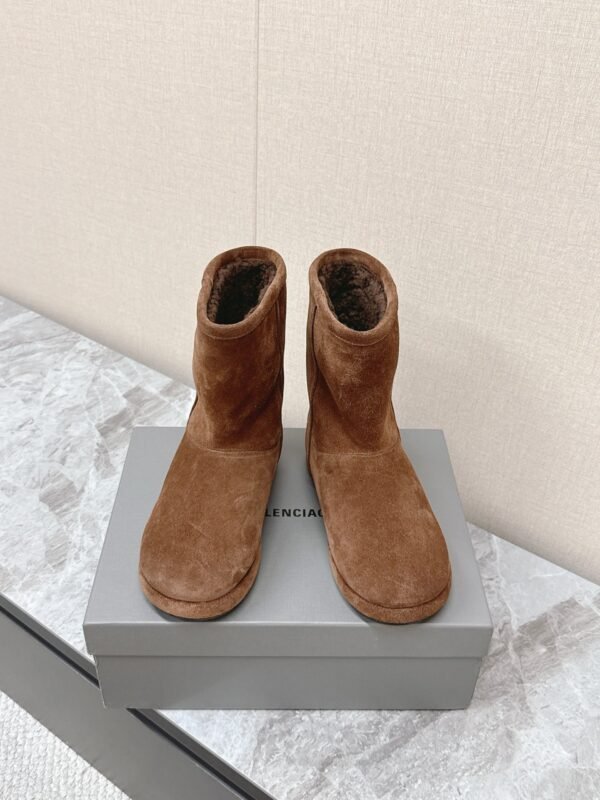 Balenciaga latest Fall/Winter ski collection: snow boots