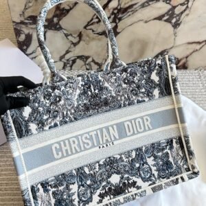DIOR CDBooktote shopping bag with 3D embroidery material and dimensions: 35 x 28 cm