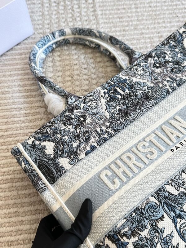 DIOR CDBooktote shopping bag with 3D embroidery material and dimensions: 35 x 28 cm