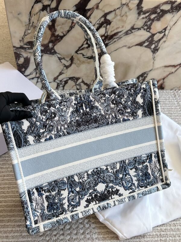 DIOR CDBooktote shopping bag with 3D embroidery material and dimensions: 35 x 28 cm