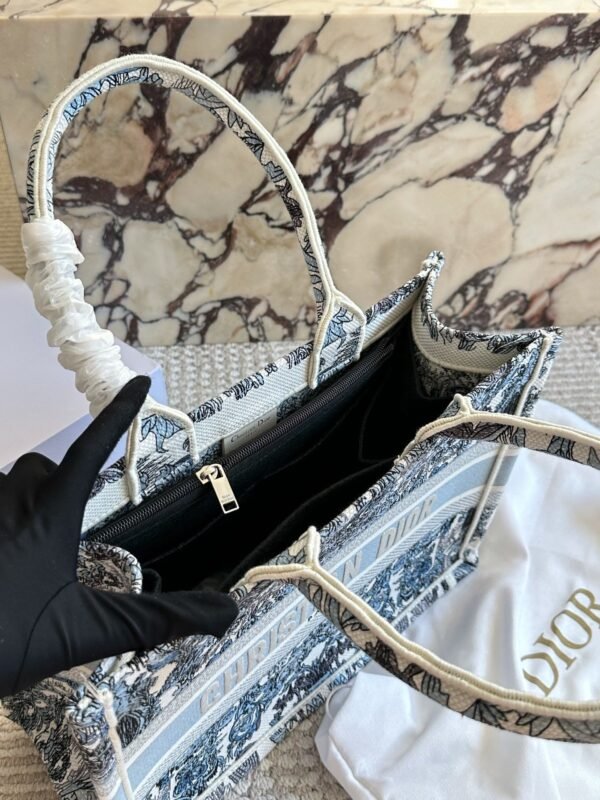 DIOR CDBooktote shopping bag with 3D embroidery material and dimensions: 35 x 28 cm