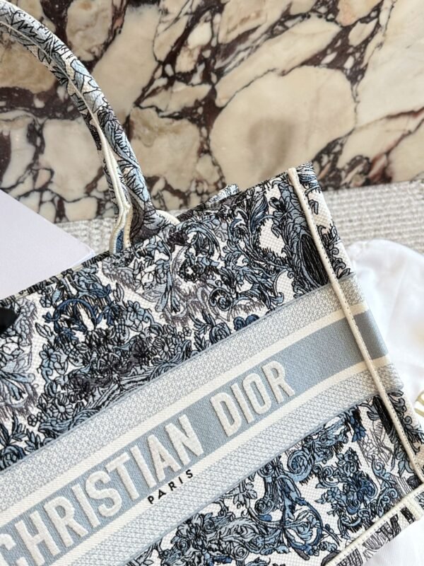 DIOR CDBooktote shopping bag with 3D embroidery material and dimensions: 35 x 28 cm