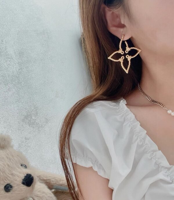 LV four-leaf clover hollowed-out twisted earrings