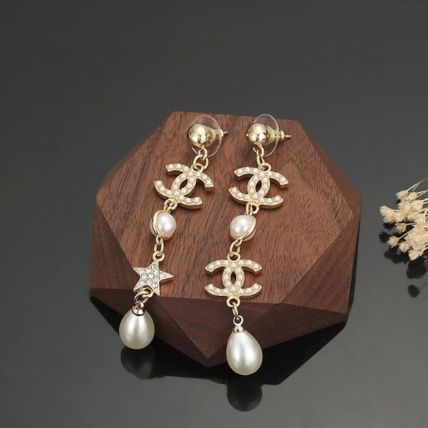 CHANEL’s new style!! Long earrings