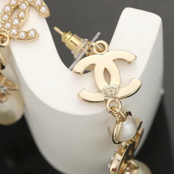 CHANEL’s new style!! Long earrings