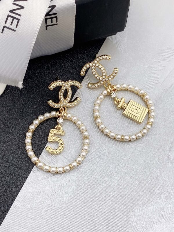 CHANEL 5-letter perfume bottle with double c stud earrings