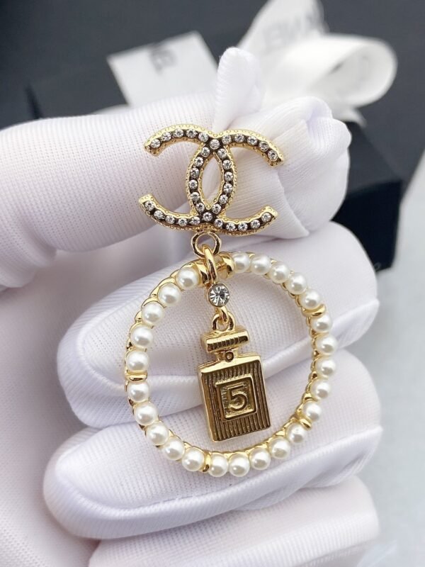 CHANEL 5-letter perfume bottle with double c stud earrings