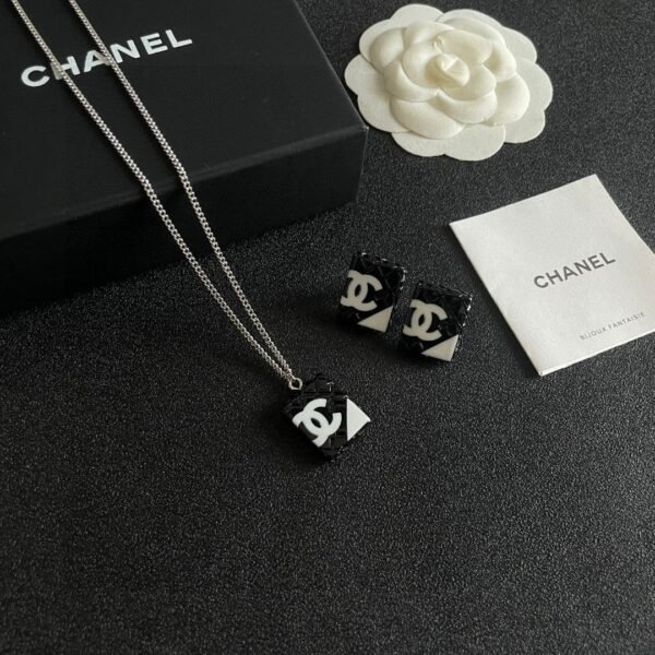 Chanel diamond-shaped double C stud earrings