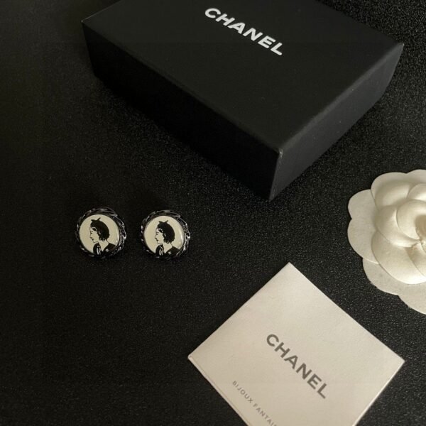 Chanel round figure with double C stud earrings