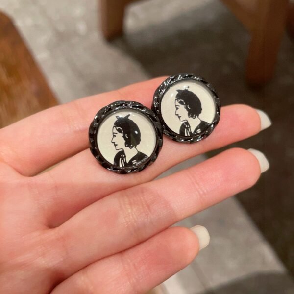 Chanel round figure with double C stud earrings