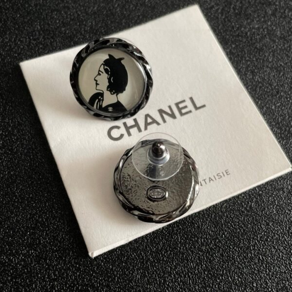 Chanel round figure with double C stud earrings