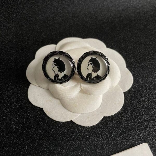 Chanel round figure with double C stud earrings