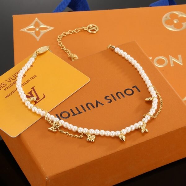 Louis Vuitton letter Pearl necklace