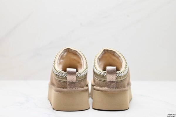 UGG thick-soled shoes.