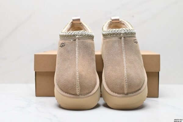 UGG thick-soled shoes.
